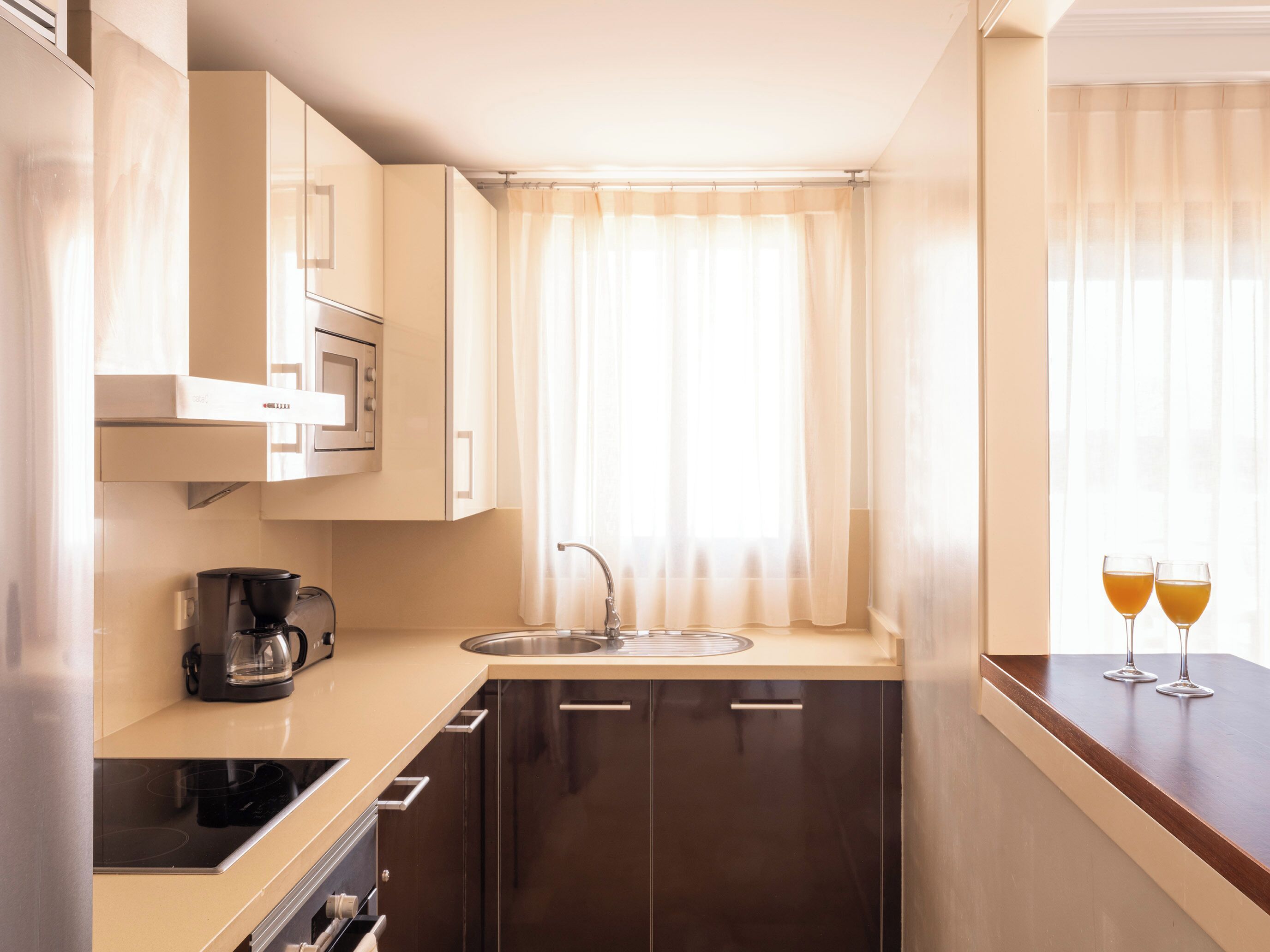 Full-size fridge, microwave, stovetop, dishwasher