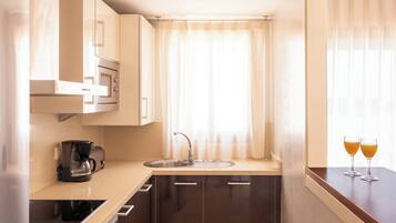 Full-size fridge, microwave, stovetop, dishwasher