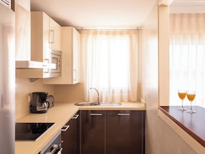 Full-size fridge, microwave, stovetop, dishwasher - Ona Valle Romano Golf & Resort (Estepona)
