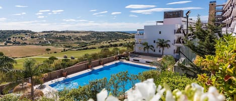 Piscine extérieure (ouverte en saison), chaises longues