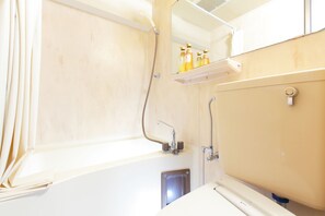 Combined shower/bathtub, free toiletries, hair dryer, slippers - Flexstay Inn Ekoda (Tokyo)