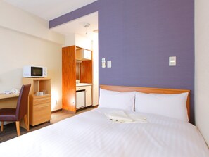 Escritorio, cortinas blackout, tabla de planchar con plancha y wifi 