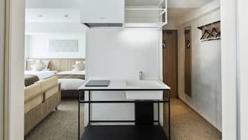 豪華四人房, 非吸煙房 (Cleaning is Optional with Cost) | 私人小型廚房 | 電冰箱、微波爐