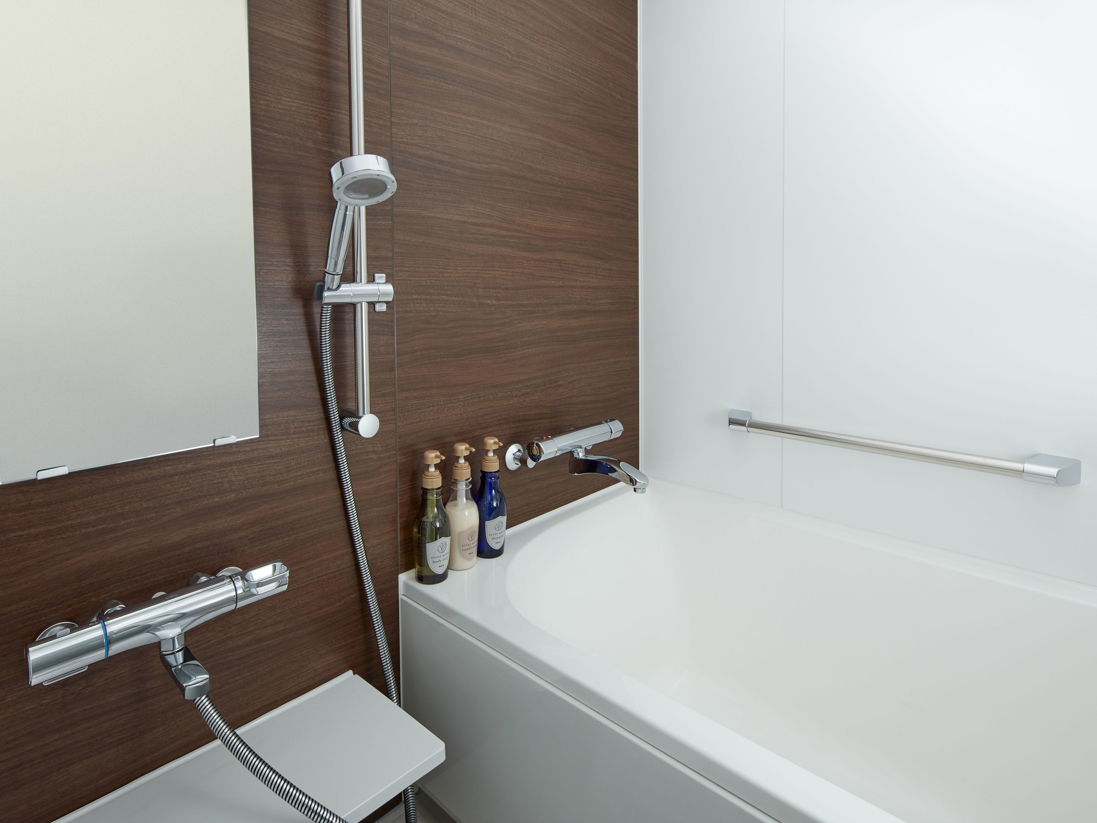 deluxe twin (non smoking) (cleaning is optional with additional cost) | bathroom | combined shower/bathtub, free toiletries, hair dryer, slippers