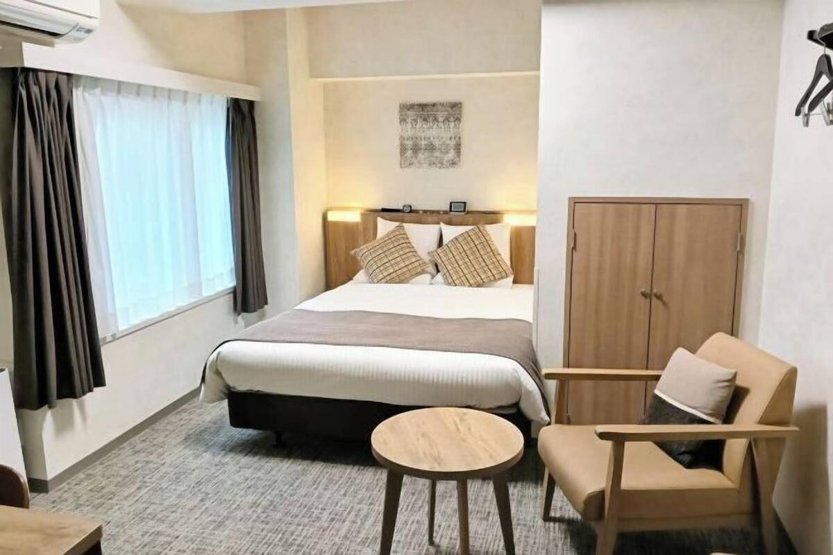 In-room safe, desk, laptop workspace, iron/ironing board