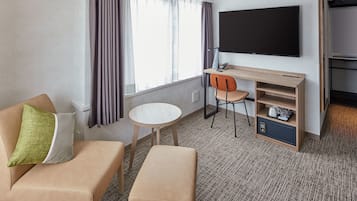 客房內保險箱、書桌、筆電工作空間、熨斗/熨衣板