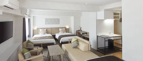 Firemannsrom – deluxe, ikke-røyk (Cleaning is Optional with Cost) | Safe på rommet, skrivebord og skrivebord for bærbar PC