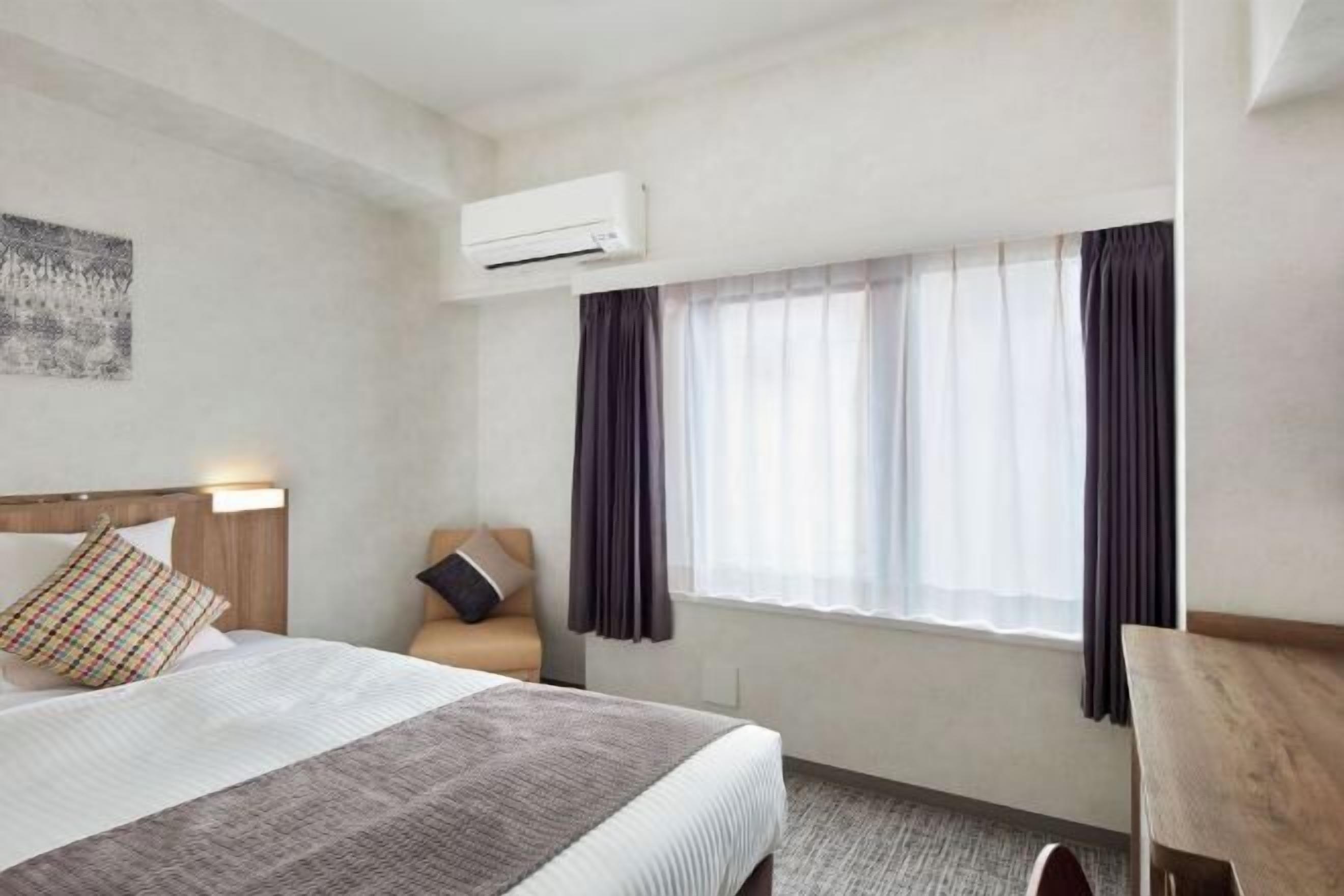 Caja fuerte, escritorio, espacio para trabajar con un portátil