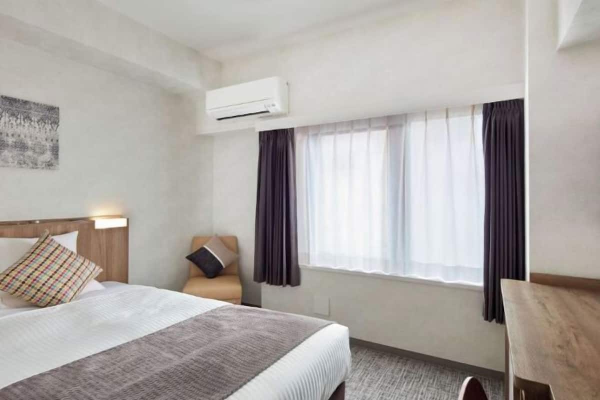 Caja de seguridad en la habitación y escritorio