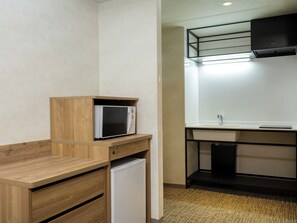 Standard Double Room, 1 Katil Kelamin (Double), Non Smoking (Cleaning is Optional with Cost) | Dapur kecil peribadi | Peti sejuk, sebuah ketuhar gelombang mikro di kawasan bersama 