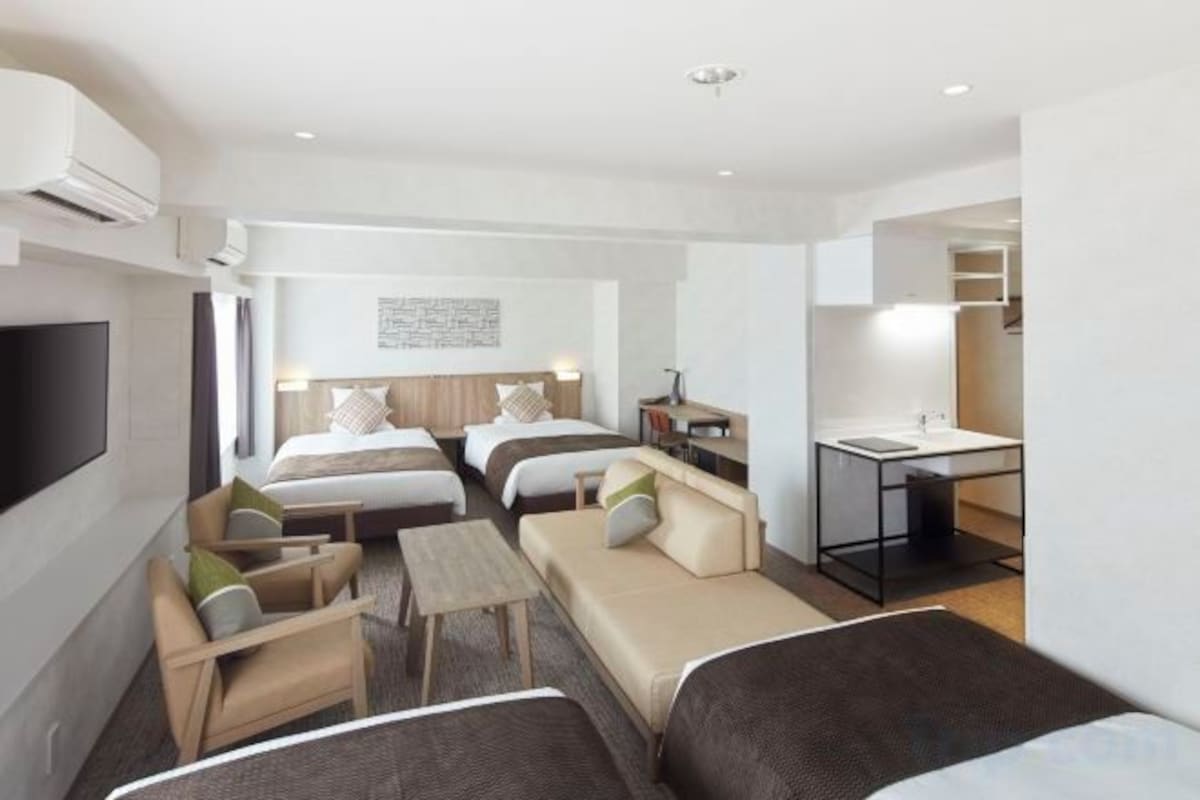 Deluxe Family Room with Kitchen