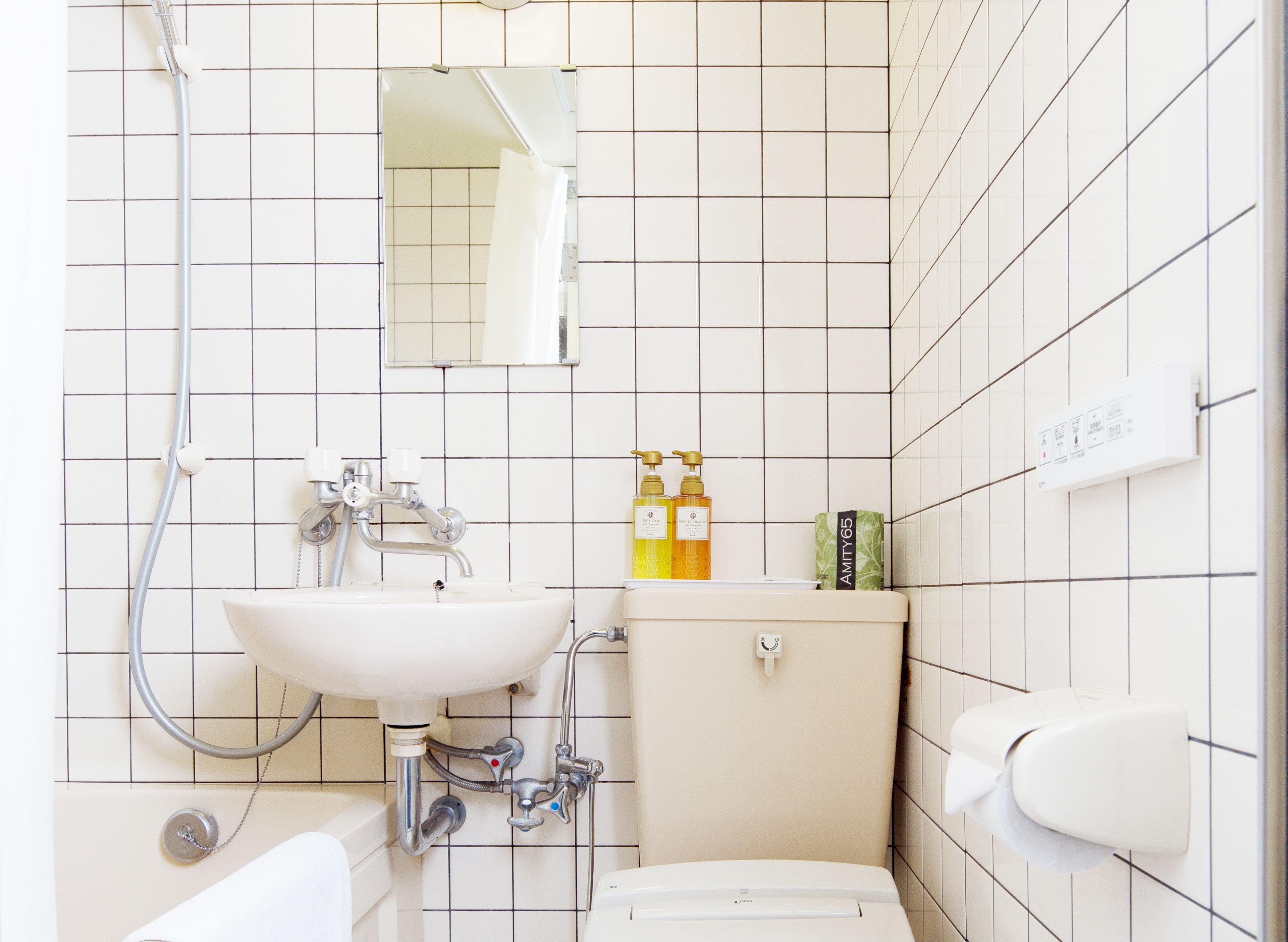 Douche, articles de toilette gratuits, sèche-cheveux, chaussons