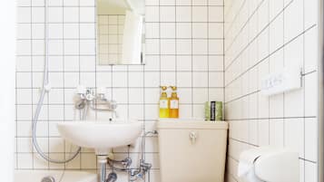 Douche, articles de toilette gratuits, sèche-cheveux, chaussons