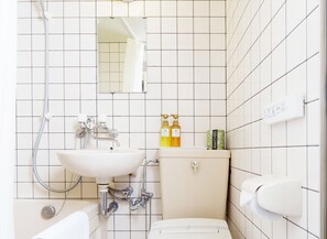 Shower, free toiletries, hair dryer, slippers - Flexstay Inn Shirogane (Tokyo)