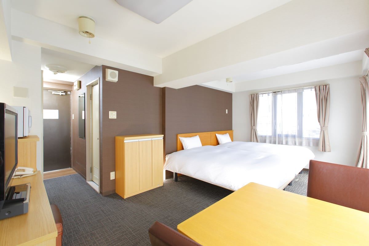 Standard Twin Room, Smoking, Kitchenette (Cleaning is Optional with Additional Cost) | Desk, iron/ironing board, free WiFi