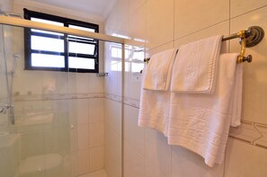 Double Room, 1 Double Bed | Bathroom | Shower, hair dryer, towels, soap - Hotel Castelar (São Paulo)