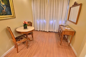 Habitación doble, 1 cama doble | Minibar, escritorio, cortinas opacas y wifi gratis
