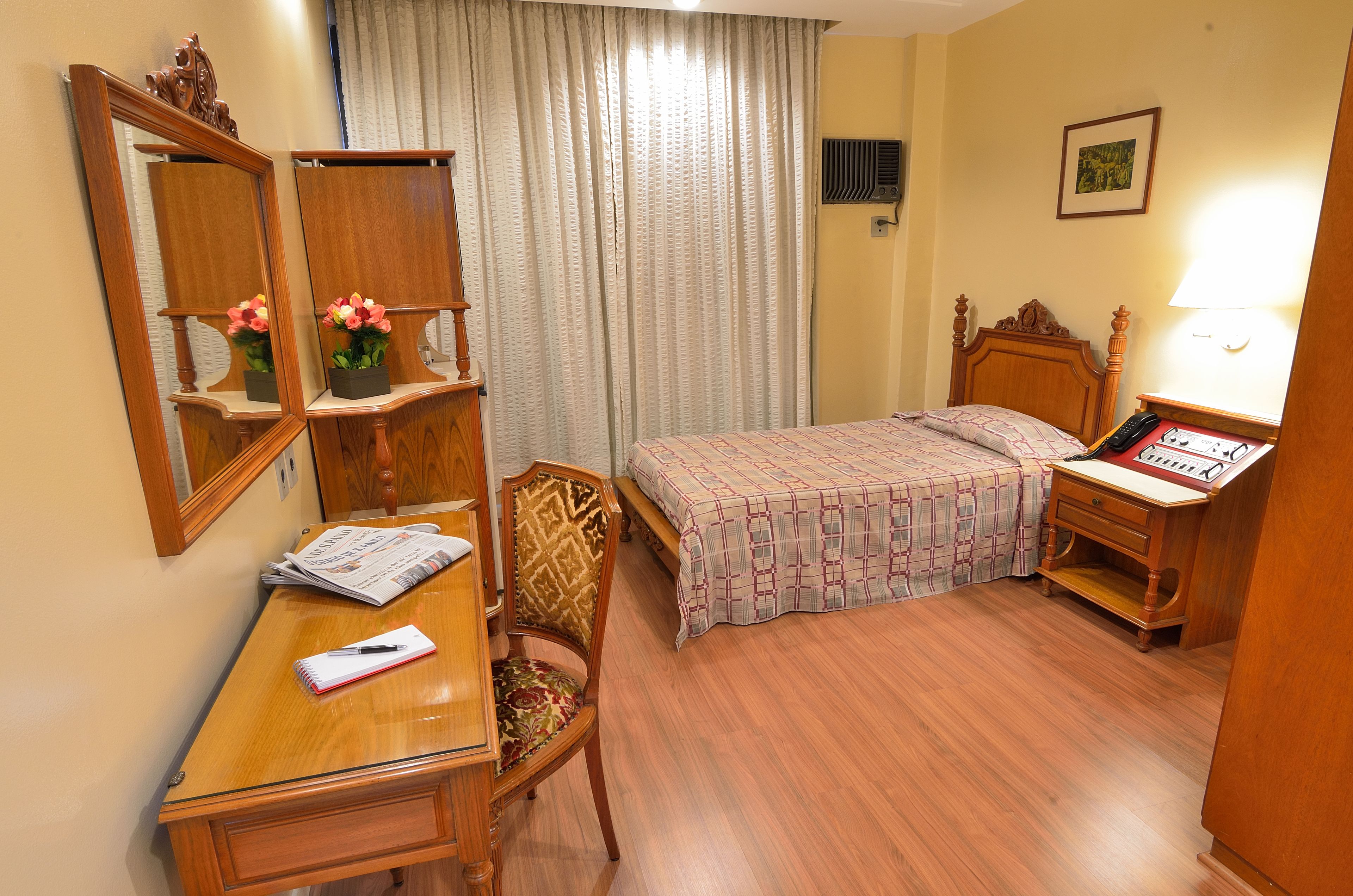 Eenpersoonskamer | Een minibar, een bureau, verduisterende gordijnen, gratis wifi