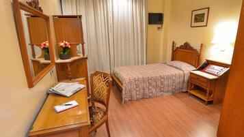 Eenpersoonskamer | Een minibar, een bureau, verduisterende gordijnen, gratis wifi