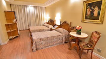 Een minibar, een bureau, verduisterende gordijnen, gratis wifi