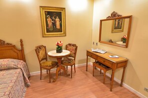 Triple Room | Minibar, desk, blackout curtains, free WiFi - Hotel Castelar (São Paulo)