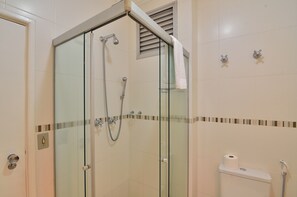 Habitación individual | Baño | Regadera, secadora de cabello, toallas, jabón 