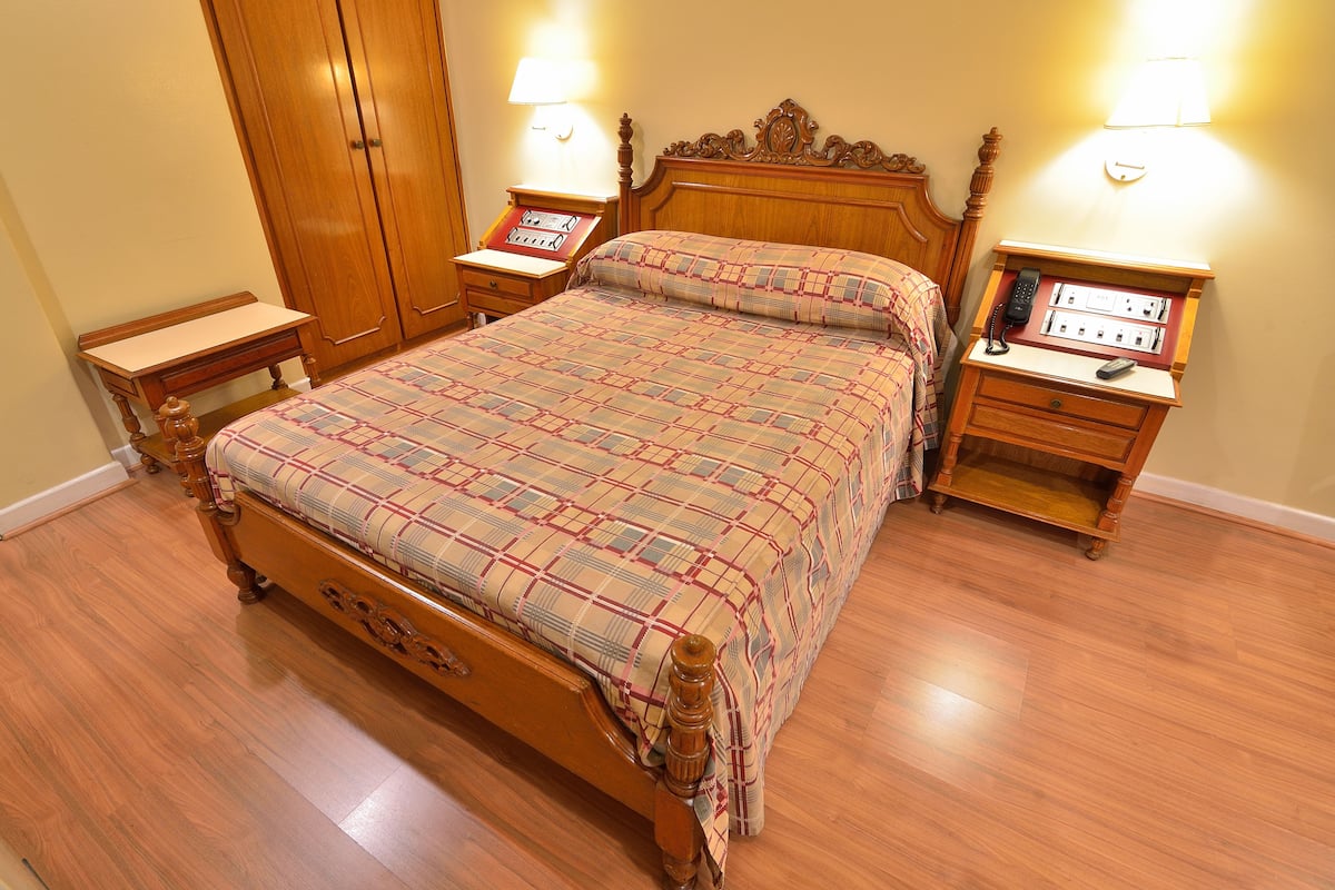 Doppelzimmer, 1 Doppelbett | Minibar, Schreibtisch, Verdunkelungsvorhänge, kostenloses WLAN