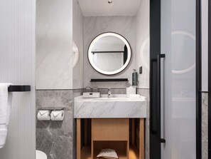 Chuveiro, ducha de hidromassagem, produtos de toalete grátis