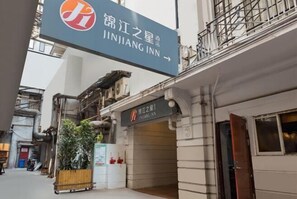 المنشأة من الخارج