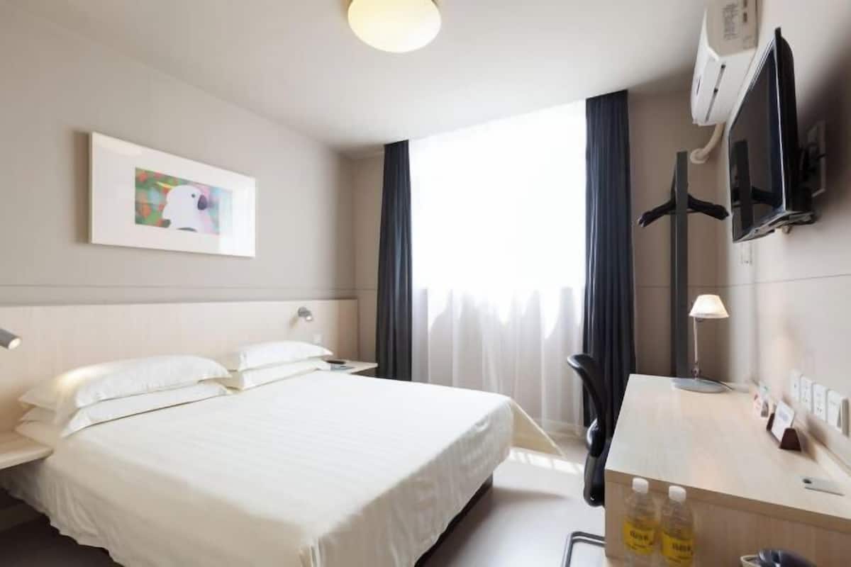 In-room safe, WiFi, bed sheets