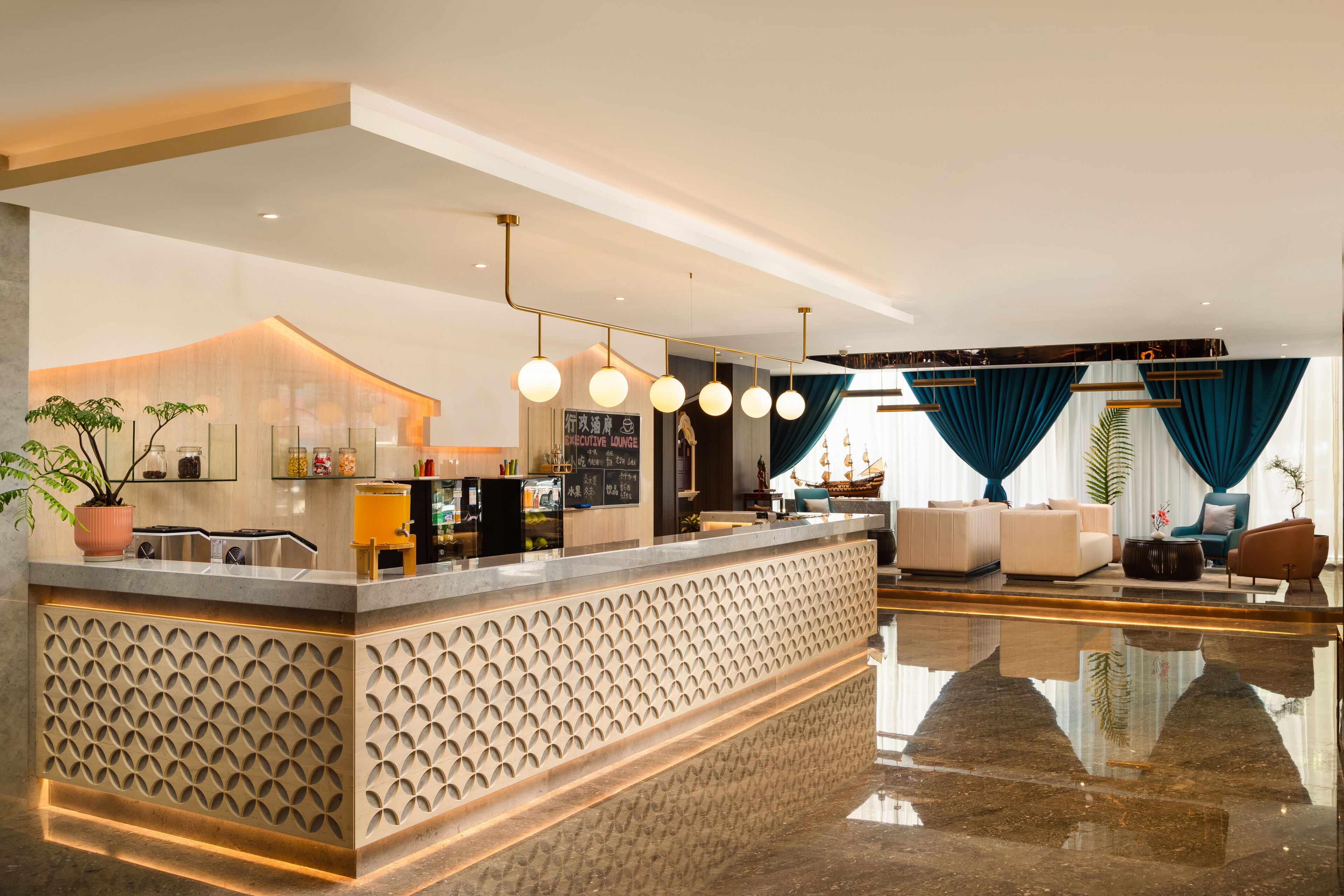 Een moderne hotel lobby met een receptiebalie, een zithoek en een groot raam met gordijnen.