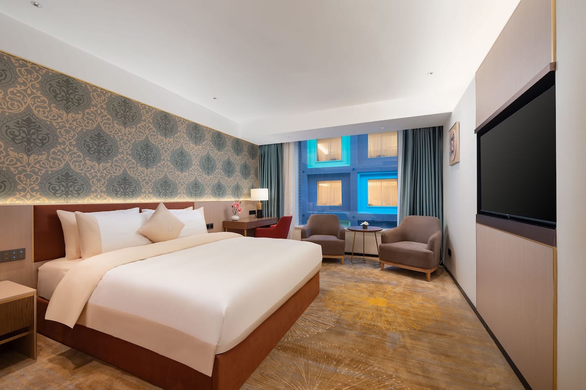 Kamar Deluks, 1 Tempat Tidur Queen | Seprai premium, minibar, brankas, dan meja kerja
