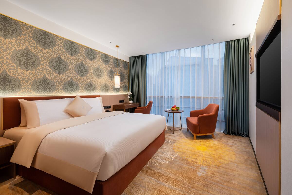 Kamar Bisnis, 1 Tempat Tidur Queen | Seprai premium, minibar, brankas, dan meja kerja