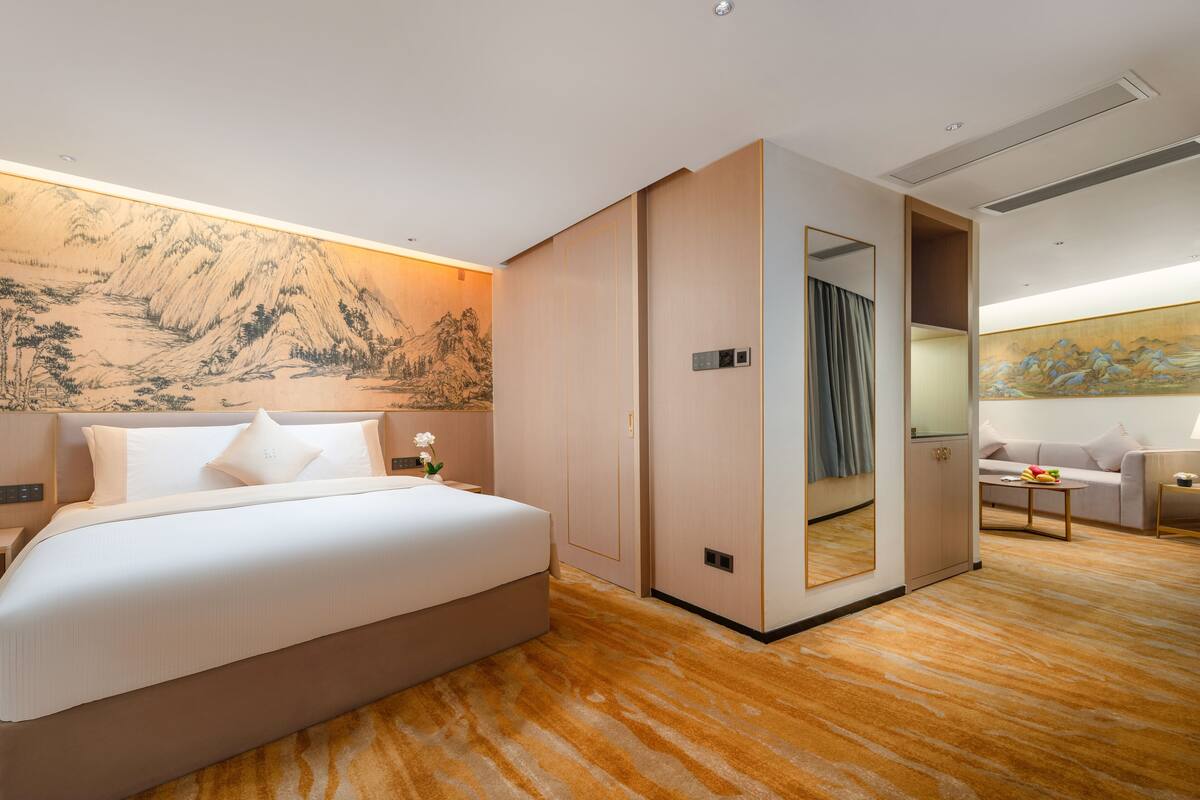 Kamar Comfort, 1 kamar tidur | Seprai premium, minibar, brankas, dan meja kerja