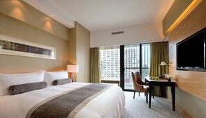 Minibar, coffres-forts dans les chambres, bureau, rideaux occultants