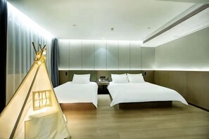 Habitación de hotel moderna con dos camas, una mesita de noche, una lámpara y una decoración tipo tienda de campaña.