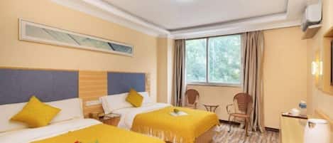Habitación de hotel con dos camas, un escritorio, una silla, un ventanal con cortinas y un cuadro en la pared.