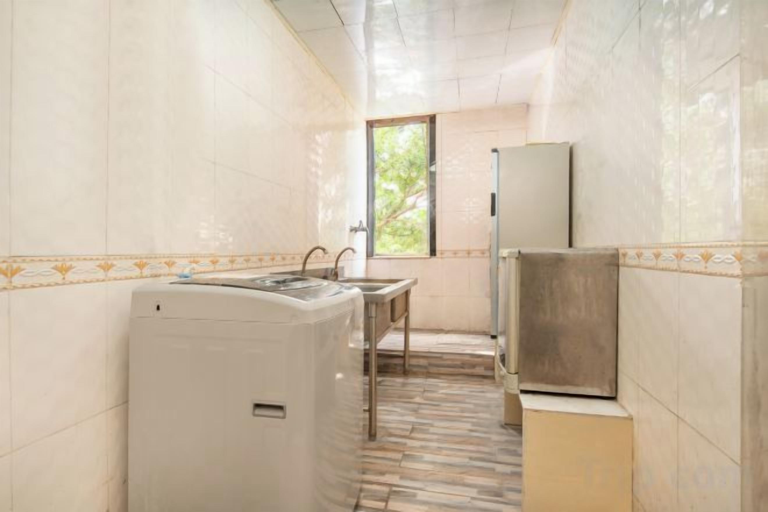 Une petite salle de bain étroite, avec un lavabo, un miroir et des toilettes.