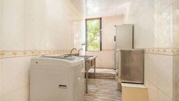 Une petite salle de bain étroite, avec un lavabo, un miroir et des toilettes.