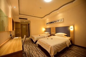 A hotel room with two beds, a desk, and a mirror. - Jilv Boutique Hotel (Guangzhou Shangxiajiu Pedestrian Street Xichang Subway Station) (GUANGZHOU)