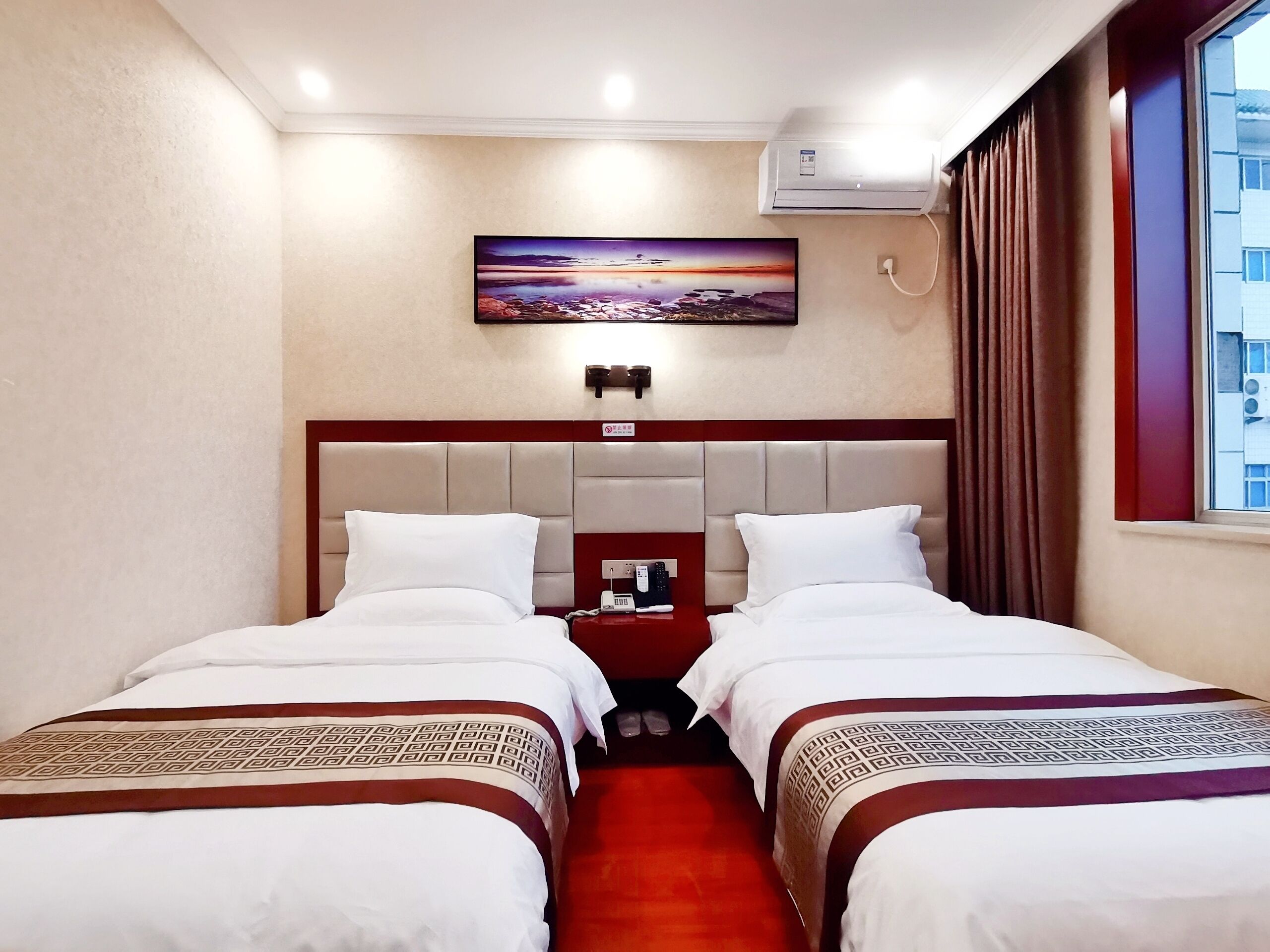 Business Twin Room | Desk, laptop workspace, blackout drapes, free WiFi