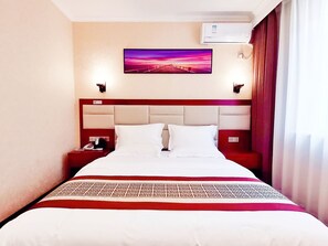 Kamar Double Ekonomi | Meja kerja, ruang kerja ramah laptop, dan tirai kedap cahaya