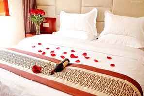 Desk, laptop workspace, blackout curtains, free WiFi - Beijing Huatongxin Hotel (Beijing)