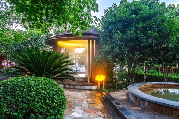 Outdoor spa tub - Phoenix Hotspring Resort (Suzhou)