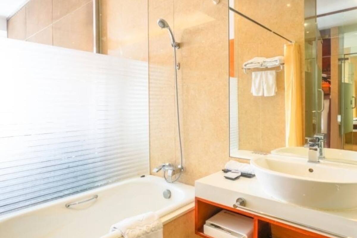 Shower, perlengkapan mandi gratis, sandal, dan handuk
