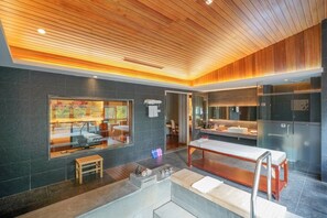 Chambre Premier | Salle de bain | Douche, articles de toilette (gratuits), pantoufles, serviettes fournies