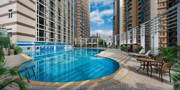 Kolam renang tertutup 