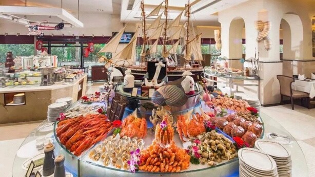 Buffet com frutos do mar e uma réplica de navio.