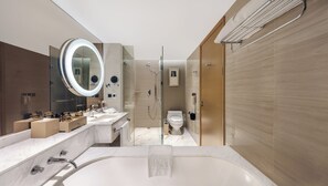 Shower, slippers, towels - Shanghai HongQiao Airport Hotel (Shanghai)