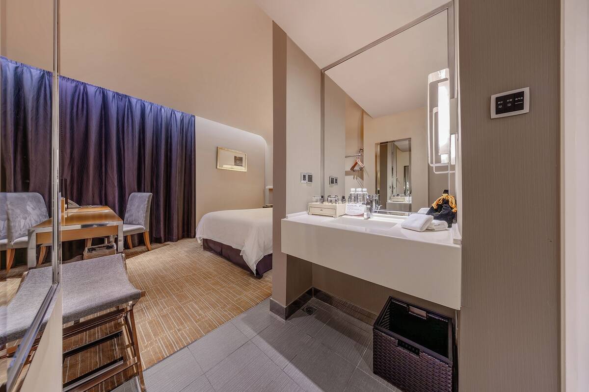 flying room - no window | bathroom | shower, slippers, towels